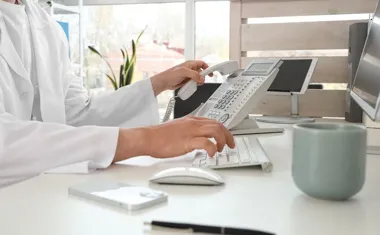 Obraz do artykułu: Nie tylko duże szpitale sięgają po automatyzację. Voicebot medyczny działa w Starej Błotnicy