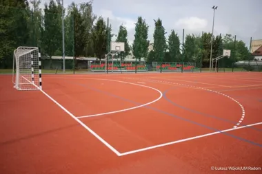 Nowe boisko przy VI LO w Radomiu. Uczniowie zyskali sportową bazę