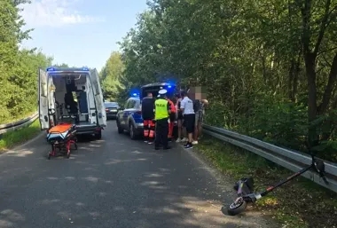 14-latka wiozła koleżankę na hulajnodze. Obie trafiły do szpitala