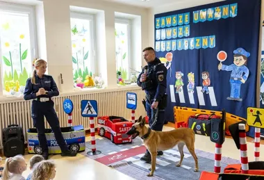 Policjanci i strażacy weszli do szkół w powiecie radomskim z ważnym celem
